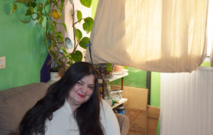 Carmen en su vivienda Housing First